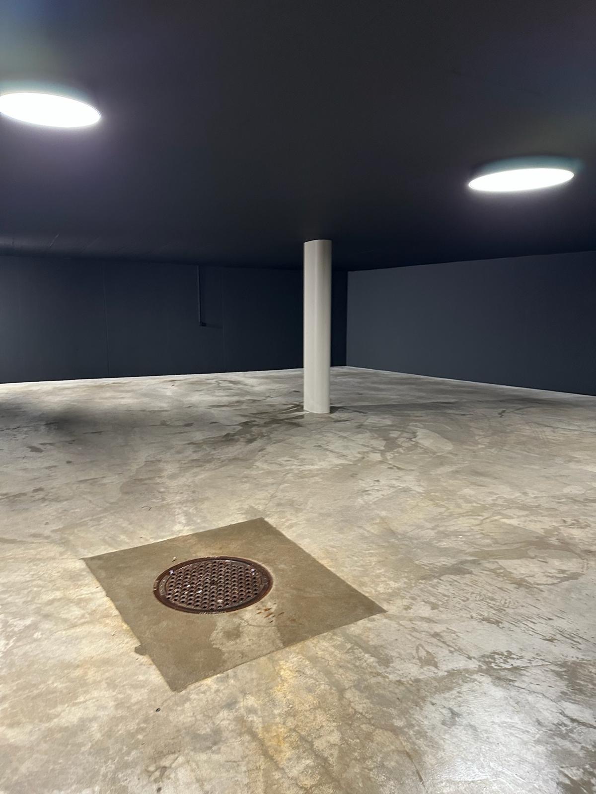 Gestrichene Tiefgarage mit weisser Stütze und sauberem Boden
