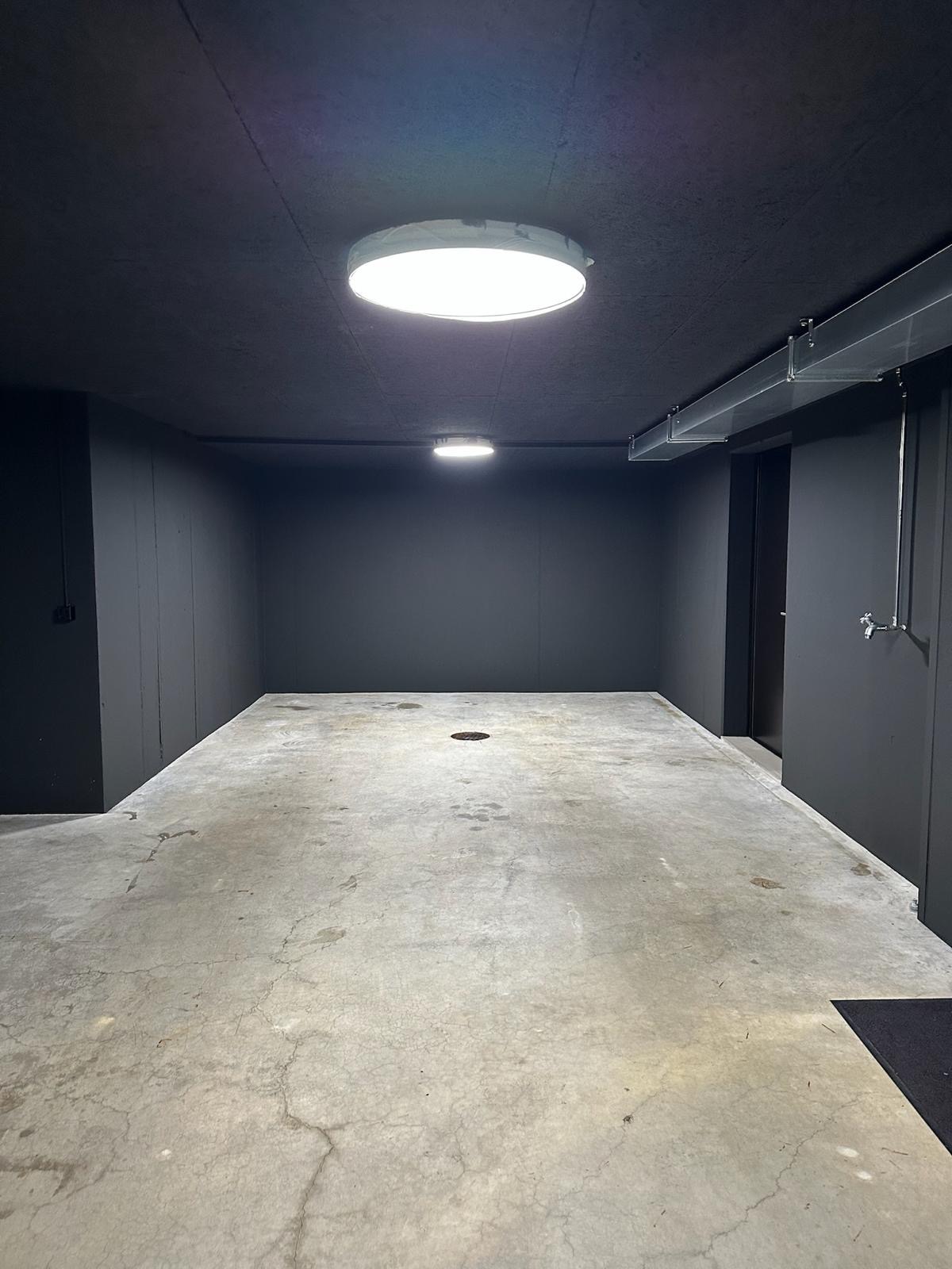Tiefgarage mit frisch gestrichenen Wänden und Decke in Dunkelgrau