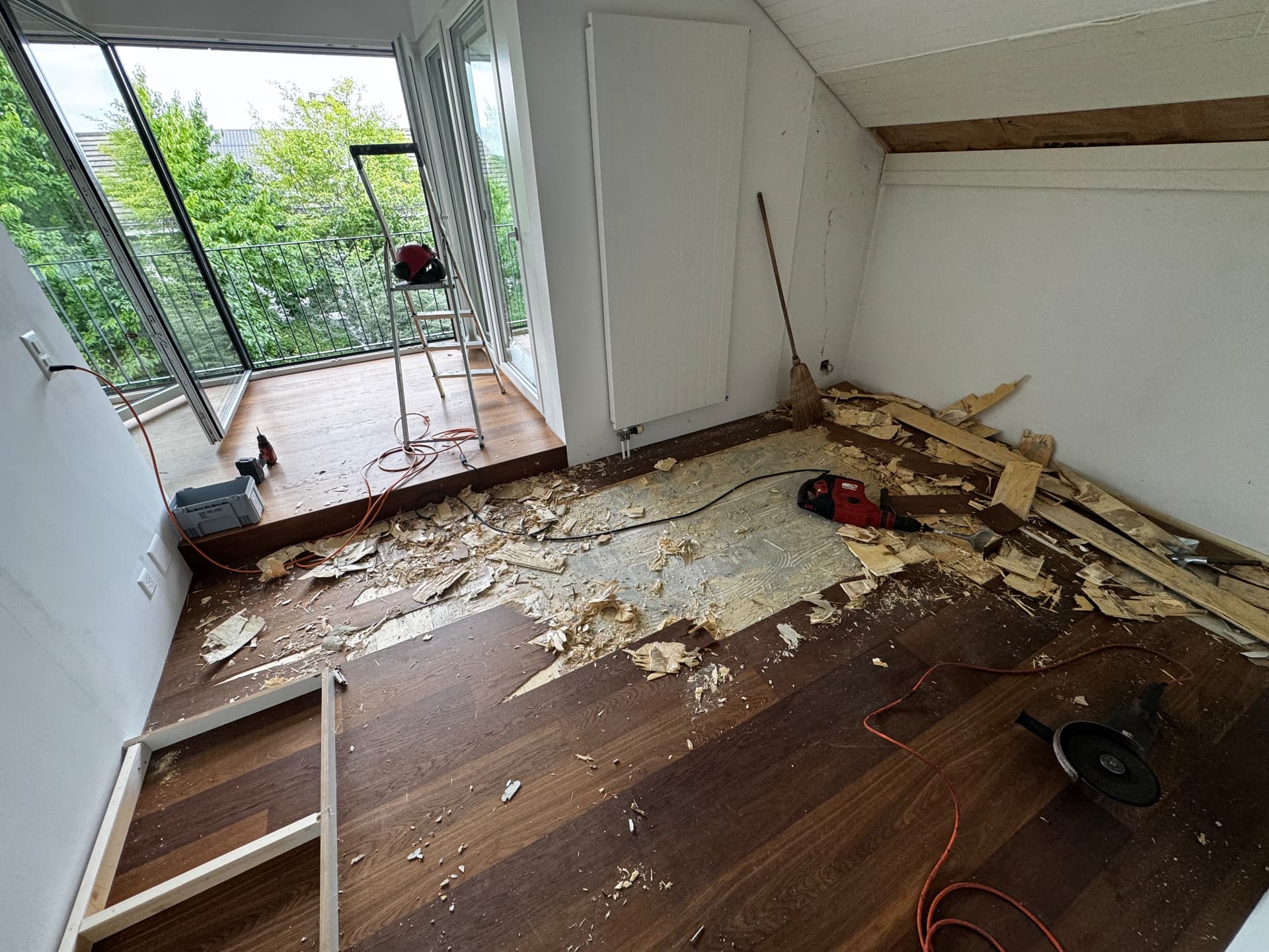 Parkett wird entfernt, Werkzeug liegt bereit