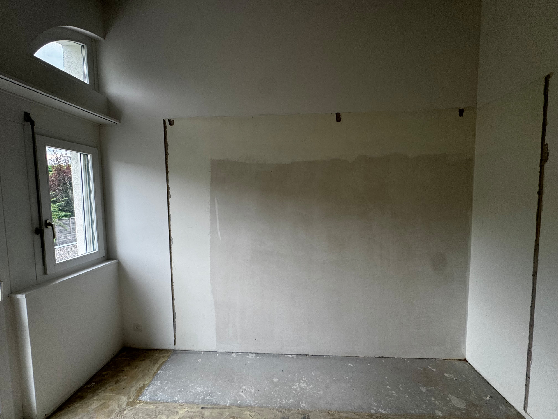 Raum nach dem Rückbau, Wände und Boden vorbereitet