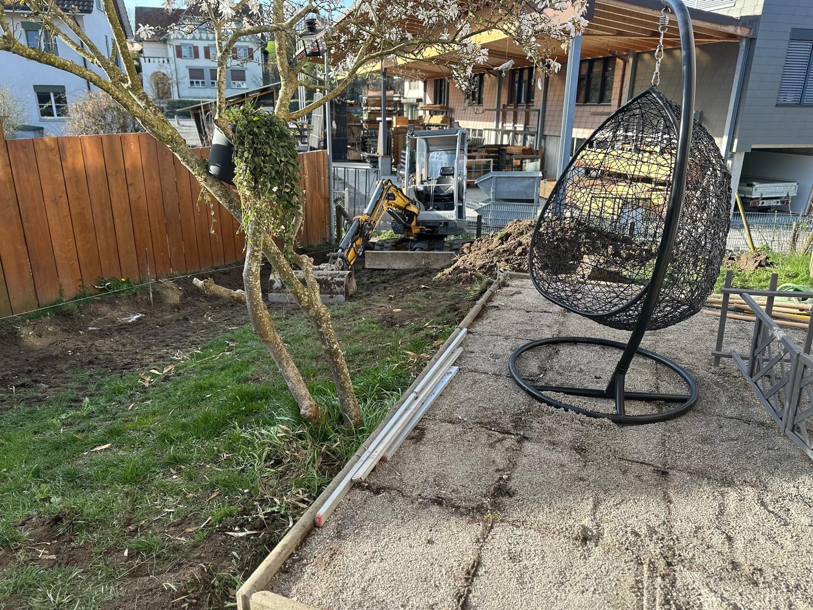 Garten während der Umgestaltung: Bagger bei den Erdarbeiten